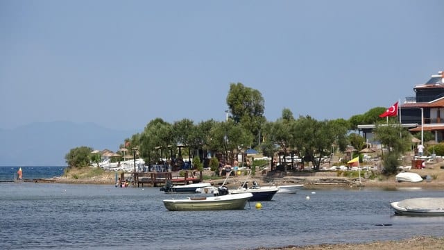Turizmde çekim merkezi olmasıyla tanınan Balıkesir’in Ayvalık ilçesi, denizlerin temizliği ve plajların güvenirliğinin simgesi olarak tanımlanan iki mavi bayrağını kaybetti.