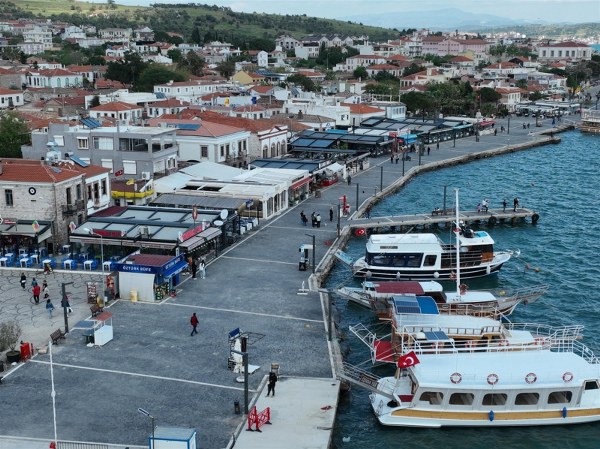 Zeytin ve çam ormanlarının denizle buluştuğu, göz kamaştırıcı koylarıyla ünlü Ayvalık, adeta açık hava bir müzesini andıran mimari dokusu ve etkileyici denizaltı yaşamıyla Balıkesir'in turizm odak noktası konumunda. Ayvalık, Büyükşehir Belediyesi'nin öncülüğünde hak ettiği hizmetlere kavuşuyor, çevresini saran 22 irili ufaklı adasıyla da dikkat çekiyor.