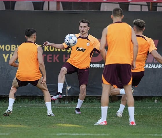 Galatasaray, UEFA Şampiyonlar Ligi play-off turunda Molde ile yapacağı karşılaşmanın hazırlıklarına bugün Florya Metin Oktay Tesisleri’nde yaptığı antrenmanla devam etti.