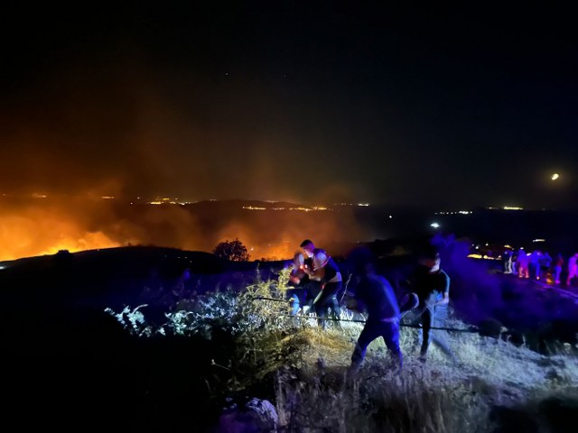 Balıkesir'in Marmara ilçesinde (Marmara Adası) makilik alanda çıkan ve rüzgarın etkisiyle büyüyen yangın kontrol altına alındı.