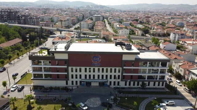 Balıkesir'in merkez Altıeylül ilçesinde belediyenin kendi imkânlarıyla yapılan GES (Güneş Enerji Santrali) faaliyete geçtiğinden bugüne kadar enerji üretimiyle bir çok binanın elektrik üretimini karşılıyor.