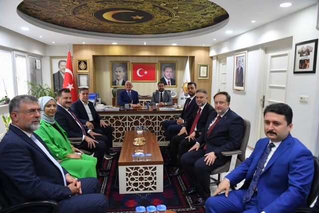 AK Parti Genel Başkan Yardımcısı ve Yerel Yönetimler Başkanı Yusuf Ziya Yılmaz, Balıkesir İl Başkanlığını ziyaret etti. Yılmaz, önemli açıklamalarda bulundu. MAKAM