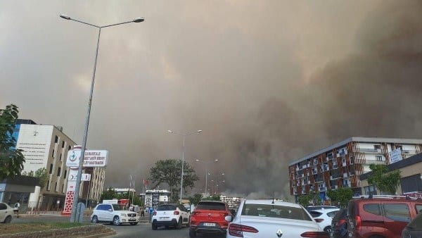 Çanakkale, tarihinin en büyük yangınıyla mücadele ederken, Balıkesir İtfaiyesi'nden gelen destek ekipleri seferber oldu.