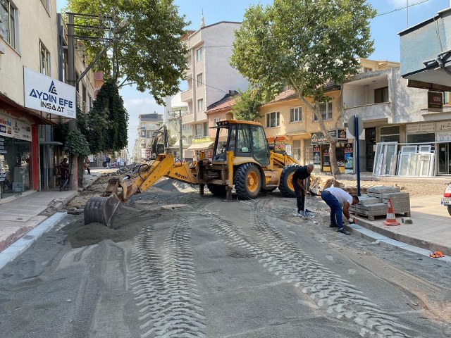 Bursa Büyükşehir Belediyesi tarafından Karacabey ilçesinde sürdürülen içme suyu, kanalizasyon ve yağmur suyu hattı imalatı çalışmaları hızla devam ediyor.