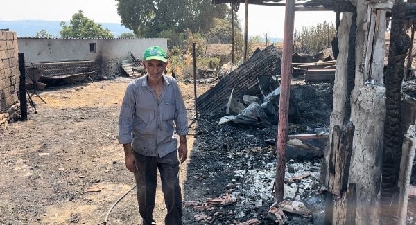 Çanakkale'deki orman yangını sırasında ahırındaki hayvanlarını kurtarmaya çalışan Zeki Demir, alevler arasında kalarak yaralandı. Yangın sonucunda ise 30'dan fazla hayvan hayatını kaybetti. Yaşlı adam, güçlükle kurtuldu ancak yaralandığı için hastaneye kaldırıldı.