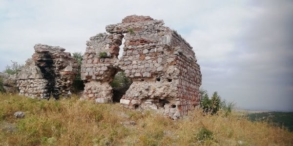 Balıkesir'in Manyas ilçesine bağlı kırsal Eskimanyas mahallesinde yer alan tarihi Osmanlı kalesi, ziyaretçi ilgisini bekliyor.