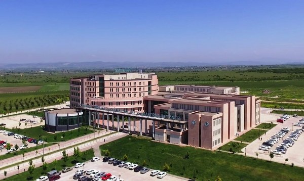 Balıkesir Üniversitesi (BAÜN) Hastanesi, sağlık sektöründe önemli bir merkez olarak faaliyet göstermeye devam ediyor. Hastanede geniş kapsamlı gelişmeler yaşanırken, akademik kadronun güçlenmesi de bu süreci destekliyor.