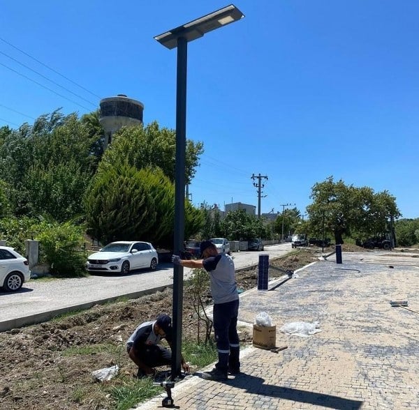 Balıkesir Büyükşehir Belediyesi, sürdürülebilir kent vizyonu doğrultusunda hareket ederek, çeşitli hizmet binaları, mezarlık ve parklarda güneş enerjisiyle çalışan aydınlatma direklerinin montajına yönelik önemli adımlar attı.
