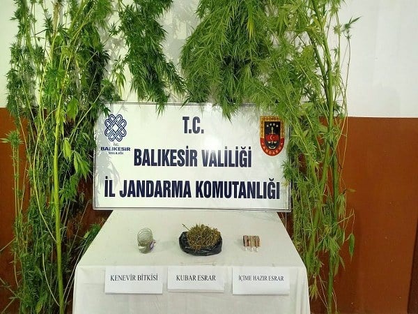 Manyas ve Erdek ilçelerinde uyuşturucu madde imal ve ticareti suçlamasıyla yakalanan 2 şüpheli hakkında adli işlem başlatıldı.