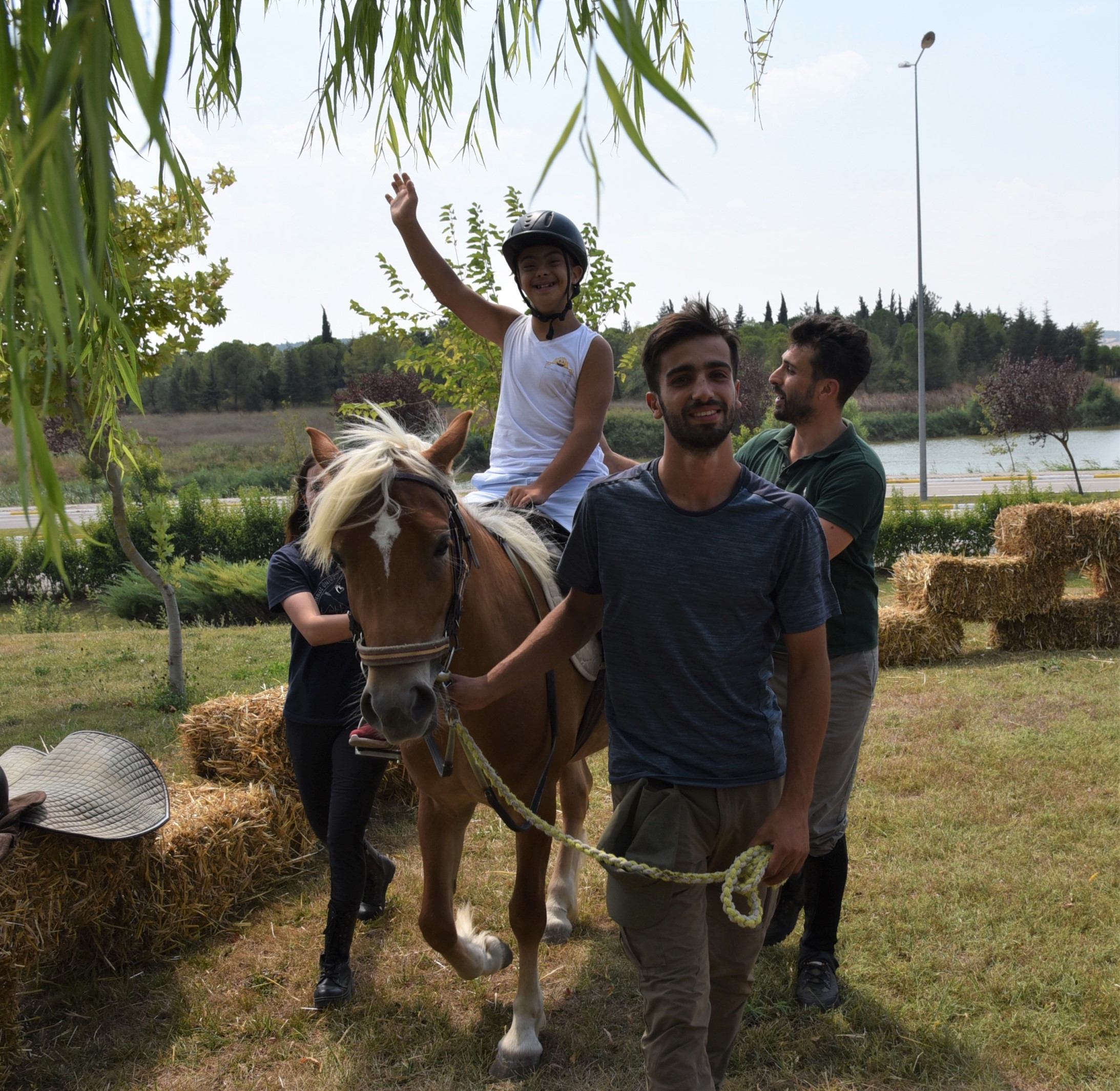 Balıkesir Üniversitesi (BAÜN) Sağlık, Kültür ve Spor Daire Başkanlığı'nın koordinesinde faaliyet gösteren Atlı Spor Topluluğu (BAL-AT) ile BAÜN Down Sendromu Çalışmaları Uygulama ve Araştırma Merkezi, iş birliği yaparak Down Sendromlu bireyler ve aileleri için özel bir etkinlik düzenledi. Bu etkinlik kapsamında, özel bir alanda hippoterapi (atlı terapi) deneyimi sunuldu. Çağış Yerleşkesi'nde gerçekleştirilen etkinliğe, Türkiye Sakatlar Derneği Balıkesir Şubesi'nin de iş birliği ve desteğiyle, Down Sendromlu bireyler ve aileleri katıldı.