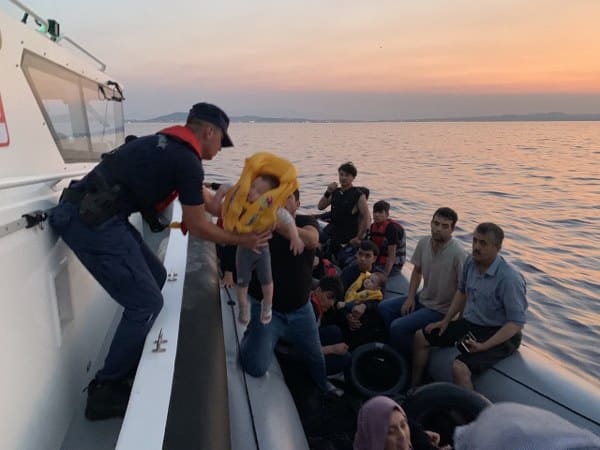 Ayvalık ilçesinin sularında, yasa dışı bir şekilde Midilli Adası'na gitmeye çalışan 37 göçmen, Yunan güçleri tarafından durduruldu ve Türk karasularına yönlendirildi. Sahil Güvenlik ekipleri tarafından göçmenler kurtarıldı.
