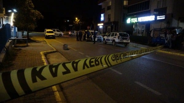 Kartepe ilçesindeki bir olayda, cadde ortasında motosikletli bir şüpheli tarafından başından ve vücudunun çeşitli bölgelerinden ateş edilerek yaralanan kadın, kaldırıldığı hastanede yaşamını yitirdi. Olayı gerçekleştiren şüpheli ise aynı tabancayla kafasına sıkarak intihar etti.