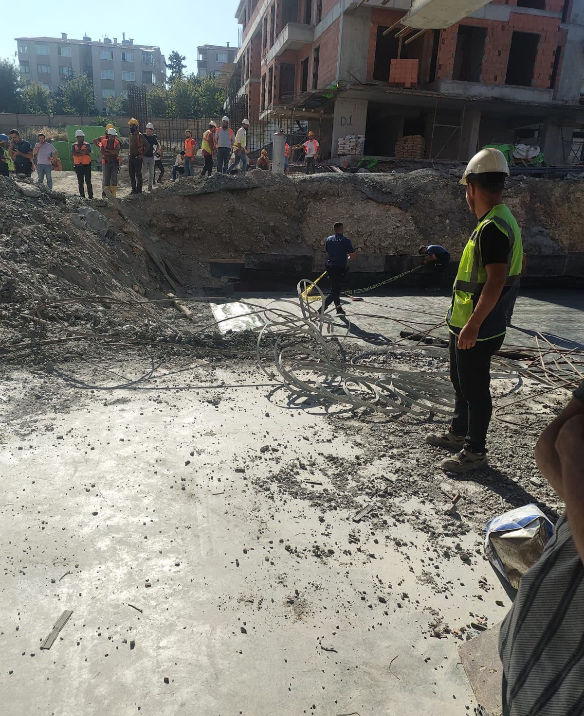 Güngören’de inşaattaki ilk iş gününde kafasına vinçte bulunan bir malzeme düşen 17 yaşındaki genç hayatını kaybetti.