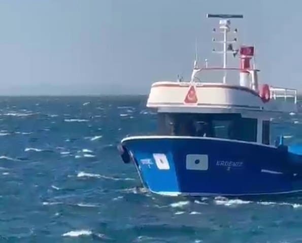 Balıkesir'in Marmara Adası’nda 4 kişi tekne ile gezintiye çıktığı sırada fırtınaya yakalandı. Alabora olan tekneden yaralıların kurtarılma anları kaydedilirken hastaneye kaldırılan bir kişi hayatını kaybetti.