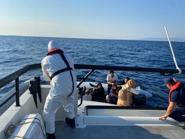Balıkesir’in Ayvalık ilçesi açıklarında yasa dışı yollarla Yunanistan’ın Midilli Adası’na gitmek isterken Yunan unsurlarınca Türk kara sularına geri itilen 19 düzensiz göçmen kurtarıldı.