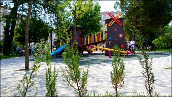Altıeylül Belediyesi, her yaş grubundan insanın yeşil alanlarda zaman geçirebilmesi amacıyla Park Bahçeler Müdürlüğü'nün çalışmalarını aktif bir şekilde devam ettiriyor. Altıeylül Belediye Başkanı Hasan Avcı ,” Son 3 yılda 110 bin m yeşil alanı Altıeylül’e kazandırdık” dedi.