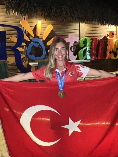 Honduras ev sahipliğinde gerçekleştirilen Dünya Serbest Dalış Şampiyonası'nda Türk milli sporcu Şahika Ercümen, çift palet kategorisinde 91 metrelik dalışıyla bronz madalyanın sahibi oldu.
