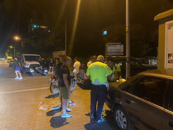 Balıkesir'in Gönen ilçesinde, Gönen Kaymakamlığı ve Gönen İlçe Emniyet Müdürlüğü Trafik Ekipleri, vatandaşların can ve mal güvenliğini korumak amacıyla denetimlerini artırarak sürdürüyor.