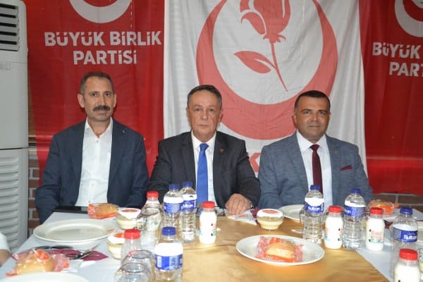 Balıkesir'de, Büyük Birlik Partisi (BBP) İl Başkanlığı'na Genel Başkan Mustafa Destici tarafından atanan Hamza Başarır'a göreve başlama tebliğ belgesi, BBP Genel Başkan Yardımcısı Ekrem Alfatlı tarafından verildi.