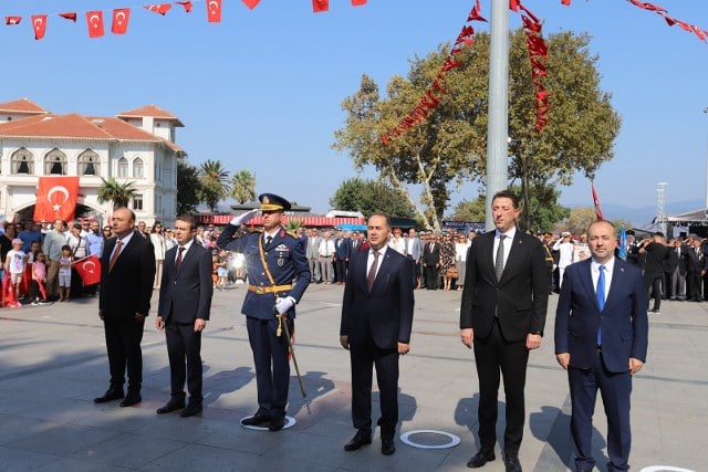 Balıkesir Bandırma'da 30 Ağustos Zafer Bayramı'nın 101. yıldönümü büyük bir coşkuyla kutlandı.