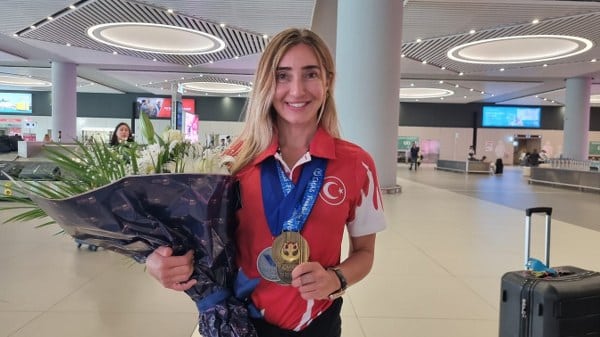 Milli dalış sporcusu Şahika Ercümen, Honduras'ta düzenlenen Dünya Serbest Dalış Şampiyonası'nda çift palet kategorisinde 91 metrelik dalışıyla bronz madalya kazandı. Ercümen, bu başarının ardından Miami'den kalkan tarifeli bir uçakla Türkiye'ye dönüş yaptı. İstanbul Havalimanı'nda, İGA Pass ekipleri tarafından çiçeklerle ve pankartlarla karşılandı.