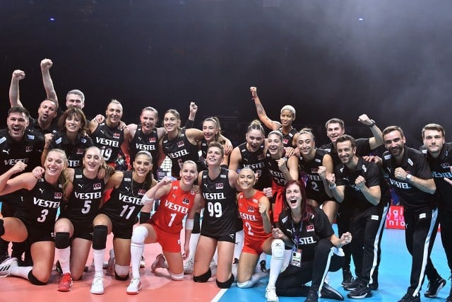 A Milli Kadın Voleybol Takımı, 2023 CEV Avrupa Voleybol Şampiyonası Yarı Finali'nde İtalya'yı 3-2 mağlup ederek finali garantiledi. bandırma namağlup