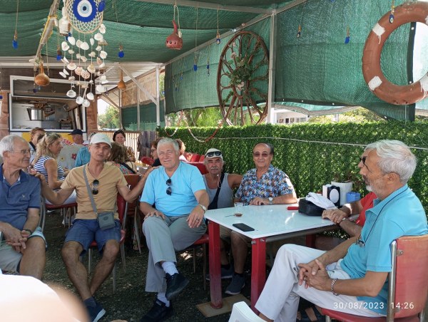 Burhaniye , Edremit Körfezinde ikamet eden emekli subayları ağırladı. Tarım Kredi Kooperatifi emeklisi Mehmet Aydalga’nın ev sahipliğini yaptığı programa katılanlar, unutulmaz bir gün yaşarken, önümüzdeki günlerde Taylıeli Mahallesinde buluşma kararı aldı.