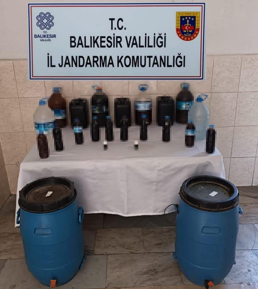 Balıkesir'de jandarma ekipleri il genelinde yaptıkları 'Türkiye Müşterek Kaçak/Sahte Alkollü İçki' uygulamasında 298 litre kaçak rakı, etil alkol, 2 adet viski aroması ele geçirdi. Operasyonlarda 2 şüpheli polis ekipleri tarafından gözaltına alınarak haklarında işlem başlatıldı.