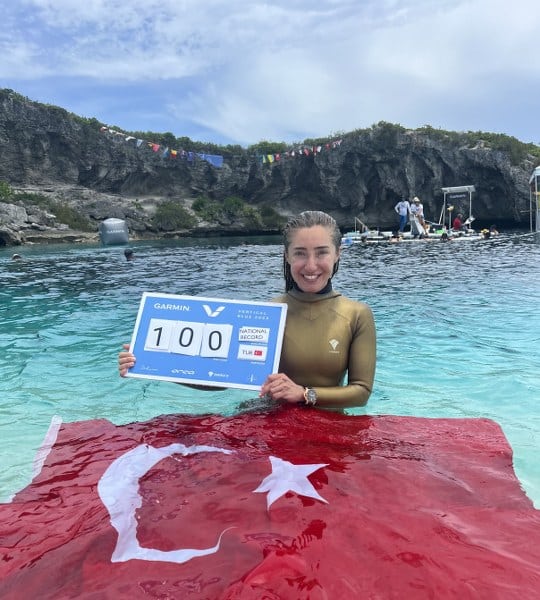 Milli sporcu ve serbest dalış rekortmeni Şahika Ercümen, Türkiye Serbest Dalış tarihinde hem kadınlarda hem de erkeklerde sabit ağırlıkla 100 metreye inen ilk sporcu olarak önemli bir başarıya imza attı. Ercümen, Bahamalar'da düzenlenen Dünya Serbest Dalış Kupası'nda 100 metreye 3 dakika 14 saniyede dalış yaparak aynı zamanda Türkiye rekorunu da kırdı.