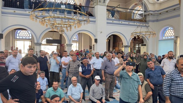Burhaniye ilçesinde, Umre ve Hac organizasyonları düzenleyen Fuat Büke'nin 5. Umre Hayrı etkinliği yoğun ilgi gördü. Etkinlik kapsamında yapılan kura çekiminde ise iki kişi ücretsiz umre kazandı. Fuat Büke, katılımcılara teşekkür ederek, Hac ve Umre hizmetini daha iyi ve güzel bir şekilde sunma çabalarının devam ettiğini ifade etti.