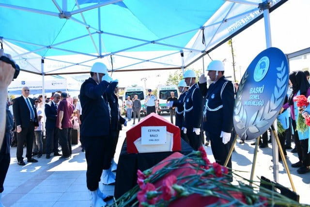 Balıkesir Su ve Kanalizasyon İdaresi (BASKİ) Genel Müdürlüğüne ait arıtma tesisinde gazdan etkilenerek hayatını kaybeden iki işçinin cenazeleri toprağa verildi.
