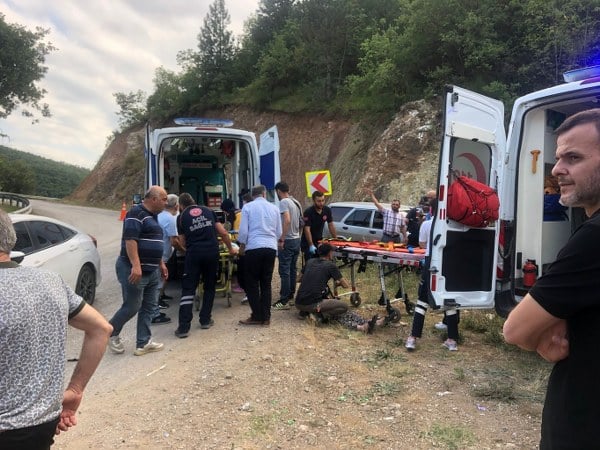 Bursa'nın İnegöl ilçesinde kamyonet ile otomobilin çarpışması sonucunda 6 kişi yaralandı.