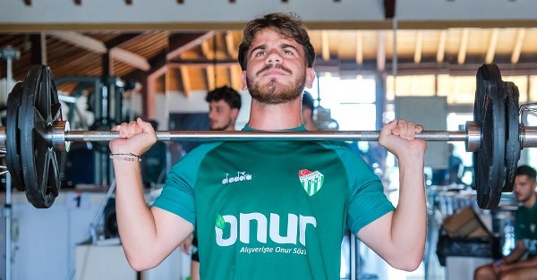 Bursaspor, her gün çift antrenmanlarla çalışmalarını sürdürüyor. Yeşil-beyazlı oyuncular, yoğun tempoya adım adım alışıyor.