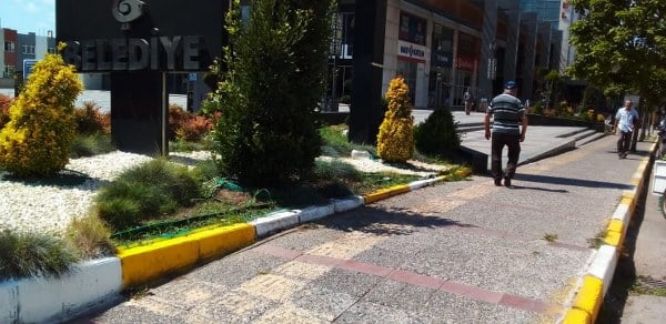 Bandırma Belediyesi tarafından özellikle şehrin ana caddeleri üzerinde yapılan ve görme engelli vatandaşlar tarafından ihtiyaç duyulan yürüyüş bantlarının zamanla bozulması engelli vatandaşların tepkilerine neden oluyor.
