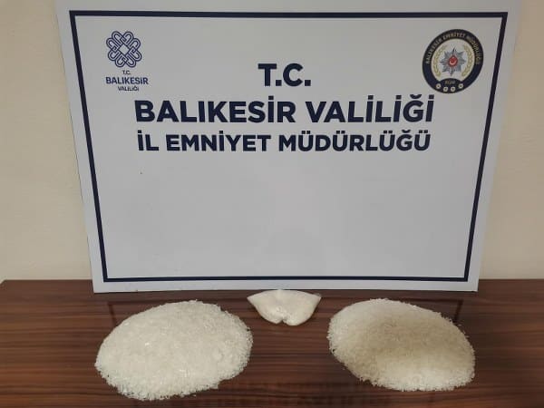 Balıkesir ili Gönen ilçesinde polis ekipleri tarafından gerçekleştirilen operasyon neticesinde 2 bin 281 gram metanfetamin maddesi ele geçirildi. Ele geçirilen uyuşturucuya el konulurken binlerce genç ise zehirlenmekten kurtarıldı.