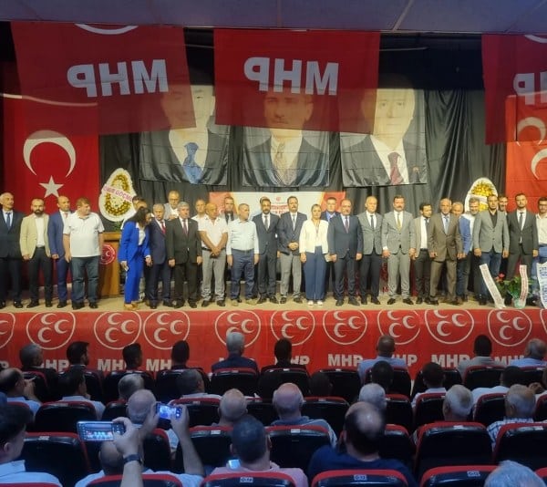 MHP Bandırma İlçe Teşkilatının olağan genel kurulu Barış Manço Kültür Merkezinde gerçekleştirildi. MHP Balıkesir Milletvekili Ekrem Gökay Yüksel'in de katıldığı genel kurula tek aday olarak katılan Bekir Bozkurt ve Yönetim Kurulu üyeleri güven tazeledi.