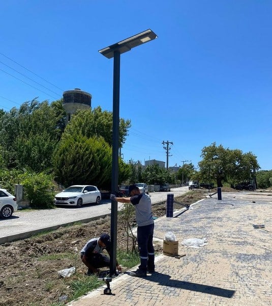 Balıkesir Büyükşehir Belediyesi sürdürülebilir kent hedefi doğrultusunda çalışmalarını sürdürüyor. Bu bağlamda gerçekleştirilen çalışmalar neticesinde bazı hizmet binaları, mezarlık ve parklarda güneş enerjisiyle çalışan aydınlatma direklerinin montajına başladı.