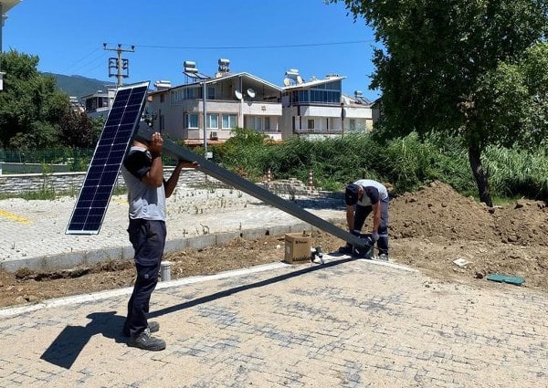 Balıkesir Büyükşehir Belediyesi sürdürülebilir kent hedefi doğrultusunda çalışmalarını sürdürüyor. Bu bağlamda  gerçekleştirilen çalışmalar neticesinde bazı hizmet binaları, mezarlık ve parklarda güneş enerjisiyle çalışan aydınlatma direklerinin montajına başladı.