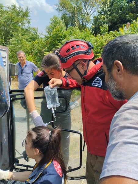 DEVRİLEN TRAKTÖRÜN KABİNİNDE SIKIŞTI