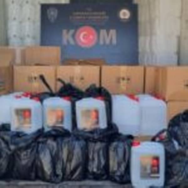 Erdek İlçe Emniyet Müdürlüğü ekipleri tarafından ilçede kaçak alkol satışı yapıldığına dair istihbari bilgiler alınmasının ardından operasyonyapıldı. Operasyon sonrasında 10 kişi yakalanarak gözaltına alındı.