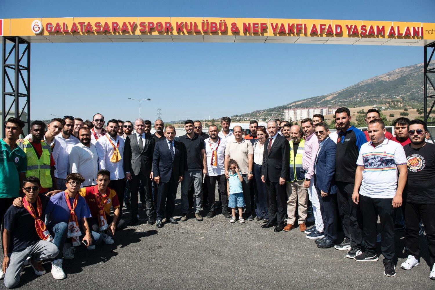 Galatasaray Başkanı Dursun Özbek, depremzedeler için hayata geçirilen 600 konteynerlik yaşam alanını yerinde inceleyerek, aynı bölgede gerçekleştirmeyi planladıkları kalıcı konut projesini açıkladı.