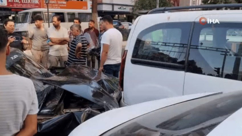 Aydın’ın Nazilli ilçesinde direksiyon hakimiyetini kaybeden bir sürücü park halindeki 4 araca birden çarptı.