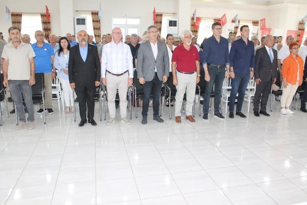 Manyas ilçe kongresinde mevcut başkan Av.İsfendiyar Ülker, yeniden güven tazeledi. kongrede konuşan Manyas Belediye Başkanı Tancvan Barçın, ilçe başkanına yüklenerek