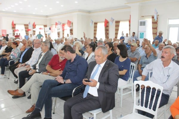 Manyas ilçe kongresinde mevcut başkan Av.İsfendiyar Ülker, yeniden güven tazeledi. kongrede konuşan Manyas Belediye Başkanı Tancvan Barçın, ilçe başkanına yüklenerek