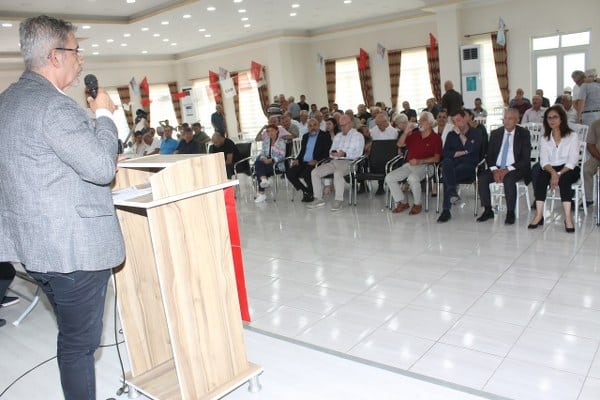 Manyas ilçe kongresinde mevcut başkan Av.İsfendiyar Ülker, yeniden güven tazeledi. kongrede konuşan Manyas Belediye Başkanı Tancvan Barçın, ilçe başkanına yüklenerek