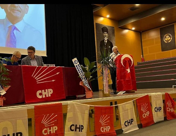 CHP'de Susurluk İlçe Başkanlık seçimi tamamlandı. Mavi ve Beyaz olmak üzere 2 liste ile gidilen ilçe kongresinde Ümit Bekir Barut güven tazeleyerek ilçe başkanlığına yeniden seçildi.