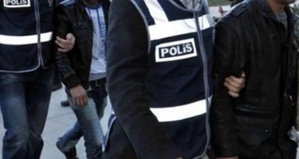 İstanbul'da aracına aldığı yolcularla husumetli olan kişiler tarafından ateş açılması sonucu hayatını kaybeden taksi şoförünün cinayet soruşturması kapsamında adliyeye sevk edilen 2 şüpheli daha mahkeme tarafından tutuklandı. Bu gelişmeyle birlikte, cinayetle ilgili tutuklu sayısı 4'e yükseldi. deprem