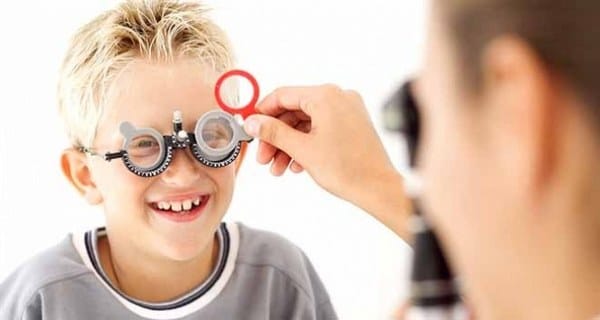 Göz Sağlığı ve Hastalıkları Uzmanı Op. Dr. Adnan İpçioğlu, çocuklarda oluşan görme sorunlarının okul başarısını olumsuz etkilediğini ve ilerleyen dönemlerde akademik, sosyal ve günlük yaşantıda pek çok problemle neden olduğunu söyledi.