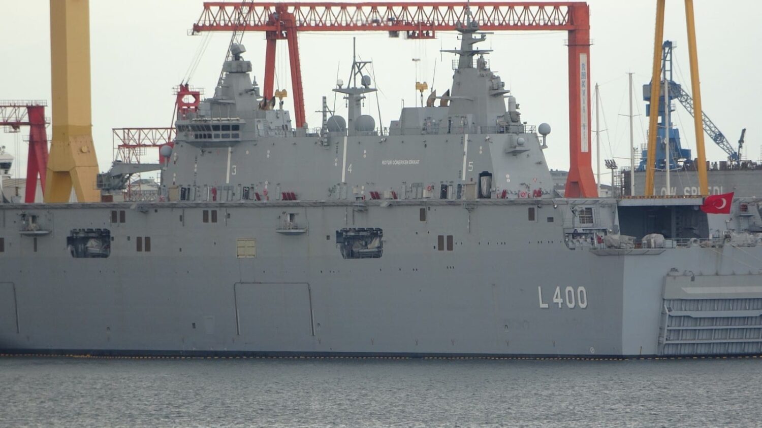 Dünyanın ilk SİHA savaş gemisi TCG Anadolu, Taşucu limanından ayrıldı