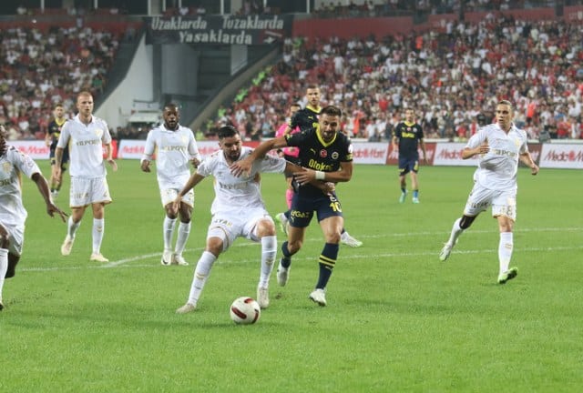 Trendyol Süper Lig'in ikinci haftasında Fenerbahçe, deplasmanda karşılaştığı Y. Samsunspor'u 2-0'lık skorla mağlup ederken